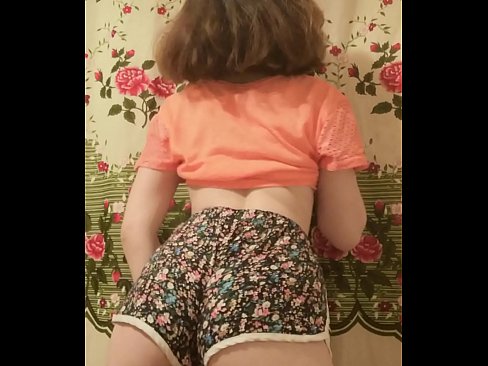 ❤️ Sexet ung babe laver en striptease ved at filme sine shorts på kamera ️❌ Anal video at da.valeshop.top ️